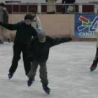 Los más jóvenes son los clientes más asiduos a la pista de patinaje sobre hielo
