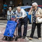Dos pensionistas en una calle de Valencia.