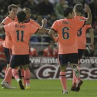 Los jugadores del Barcelona celebran el primer gol del partido conseguido por Messi.