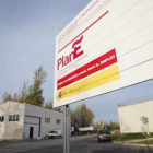 Los carteles del Plan E, como éste de Vega de Infanzones, tendrán que desaparecer.