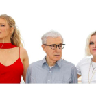 El cineasta estadounidense Woody Allen posa entre las actrices Blake Lively y Kristen Stewart. IAN LANGSDON