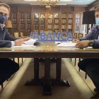 El coordinador de Abanca junto a Apolinar Castellanos. DL