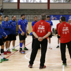 Cadenas da una charla a la selección en un entrenamiento. ALVARADO