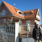 Gregorio Merino posaba ayer delante de su vivienda.