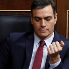 El presidente del gobierno en funciones Pedro Sánchez (i), en su escaño tras su intervención este martes en el Congreso, en la tercera jornada del debate para su investidura como presidente del Gobierno. EFE/Mariscal