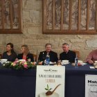 Autoridades, voluntarios y vecinos comparten la comida solidaria de Manos Unidas. dl