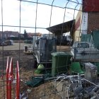 El muro derribado en el almacén se ha sustituido por valla. DL