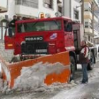 Uno de los camiones quitanieves del Ayuntamiento de Cistierna