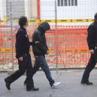 Uno de los jóvenes detenidos, el pasado 15 de febrero, en el momento de ser conducido a los juzgado de Ponferrada.