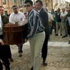 La familia de Lucio Antolín Vián, de 90 años, traslada el féretro hasta la iglesia para el funeral