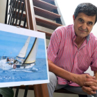 Carlos Yáñez-Barnuevo posa en Sevilla junto a la fotografía de su velero ‘Ágata’.