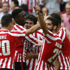 San José (c) celebra con sus compañeros el primer gol que ha marcado frente al Sevilla. LUIS TEJIDO