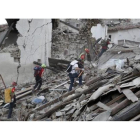 Equipos de rescate entre los escombros de Pescara del Tronto.