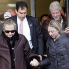 Hillary Clinton sale del hospital acompañada por la familia.