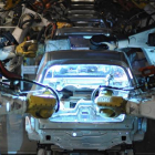 Un robot, en la línea de montaje de un Volkswagen, en la planta de Wolfsburg, en una imagen de archivo.