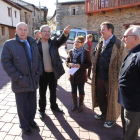 El Procurador del Común (izquierda) en una visita al Bierzo, en Los Barrios.