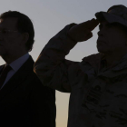 Mariano Rajoy junto a un militar en la base de Kaia en Kabul, durante su visita por sorpresa.