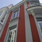 La fachada se ha pintado con el rojo de la Cámara de Comercio