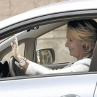 Esperanza Aguirre, conduciendo su vehículo particular.