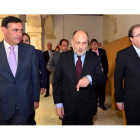 El presidente del Tribunal Constitucional, Pérez de los Cobos (en el centro) junto al presidente de la Junta.