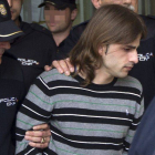 El asesino de la joven Marta del Castillo, Miguel Carcaño, es escoltado con fuerte protección policial durante uno de sus traslados.
