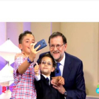 Mariano Rajoy se hace selfis con los niños (Tele 5).
