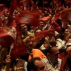 El reparto de banderas a la puerta llenó de color el Auditorio