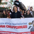 Miembros del Sindicato de Jóvenes de Turquía protestan en una marcha contra la visita de Obama en la próxima cumbre del G-20, en Ankara, este jueves.