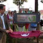 Javier Chamorro, Gema Cabezas y Evelia Fernández destapan la placa del parque.