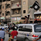 Miembros del Estado Islámico exhiben su fuerza en Raqqa, su feudo en Siria, en junio del 2014.