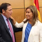 Antonio María Saenz saluda a la ministra Ana Mato, en una imagen de archivo.