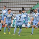 Antonio, Juanra, Saúl y Diego, de espaldas, corren para felicitar a Pino, a la izquierda, autor del gol del triunfo maragato.
