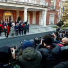 El presidente del Gobierno, Pedro Sánchez (C), posa con su nuevo gabinete de ministros en el Palacio de la Moncloa antes del primer Consejo de Ministros celebrado este martes. EMILIO NARANJO