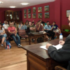 José Luis Chamosa se dirige a los alumnos del curso de verano de Cistierna.