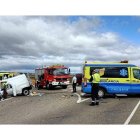 Estado en el que quedó la furgoneta tras impactar con la ambulancia. BOMBEROS AYTO. DE LEÓN