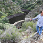 El pedáneo de San Andrés, ante la presa, en la época de los vertidos de lodo al río Argutorio. DE LA MATA