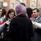 La joven Nawja, cubierta con el velo, atiende a los medios de comunicación.