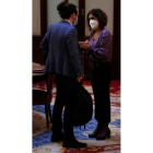 Iglesias y Montero discuten ayer en los pasillos del Congreso. J.J. GUILLÉN