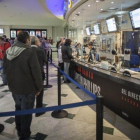 Espectadores en las taquillas d eun cine de Barcelona.