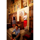 Beatriz, Juan Carlos y Francisco Javier Llamazares, tres de los cuatro artesanos responsables de la obra, junto al nuevo trono episcopal