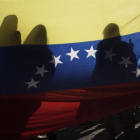 La bandera venezolana, entre sombras en una protesta en Costa Rica.