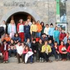 Los escolares y monitores, frente a la casa del parque regional en Lario