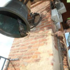 Uno de los campaneros ejecuta un toque en lo alto de la torre de la iglesia.