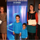 El pequelo Slavi, junto a su hermano, sus padres, la concejala y la presidenta nacional de Ahuce, durante la recogida del galardón.