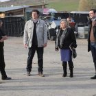 El alcalde, con Aurita Martínez, David Álvarez y Rodríguez Almuzara, en el poblado gitano.