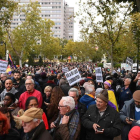 Cientos de personas se concentraron ayer ante la sede del Tribunal Supremo en Madrid. F. VILLAR