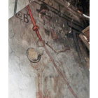 Detalle del Santiago que sostiene posiblemente el Códice Calixtino y que se oculta tras el retablo.