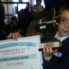 Sergio con su trofeo y diploma como subcampeón de 2015.