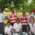 Miembros del Cruz Roja y voluntarios en el Soto de Boñar