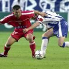 Roteta y Antoñito pugnan por un balón en un momento del partido disputado ayer en La Rosaleda